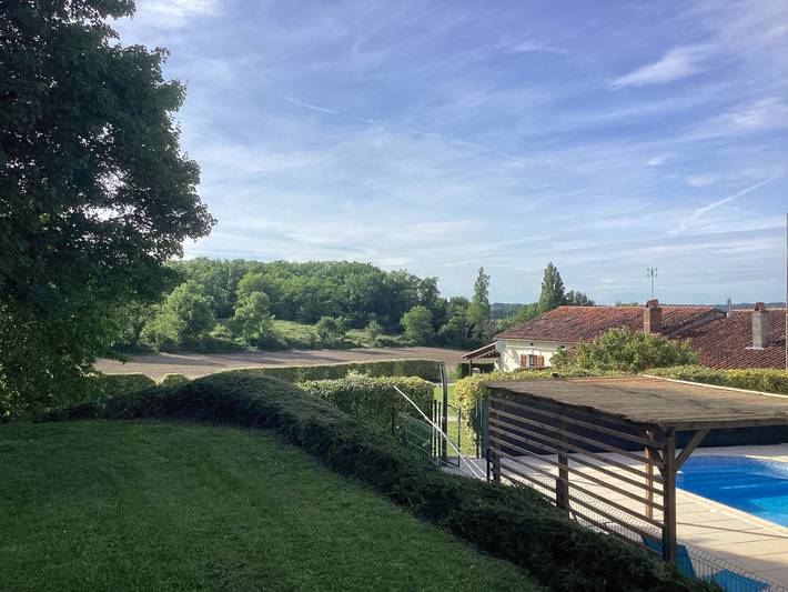 Gîte pour 2 personnes, avec jardin ainsi que piscine et terrasse à Courgeac