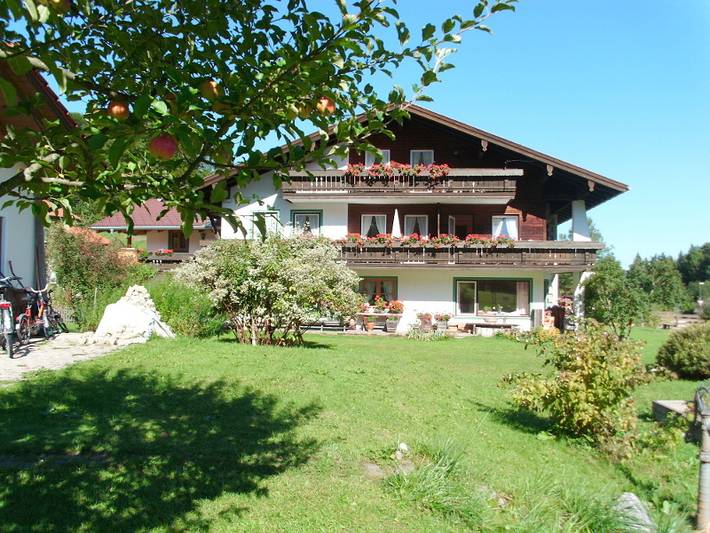 Ferienwohnung für 3 Personen, mit Balkon und Garten im Chiemgau