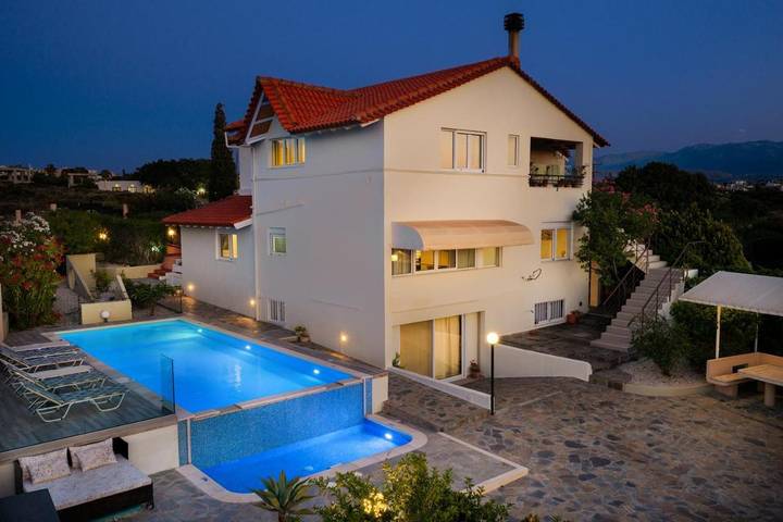 Ferienhaus für 10 Personen, mit Balkon und Whirlpool sowie Terrasse und Garten in Chorafakia