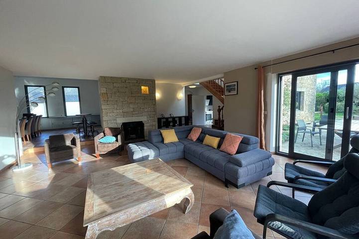 Family house with covered & heated swimming pool, large private park near beach in Baden, Côte des Mégalithes