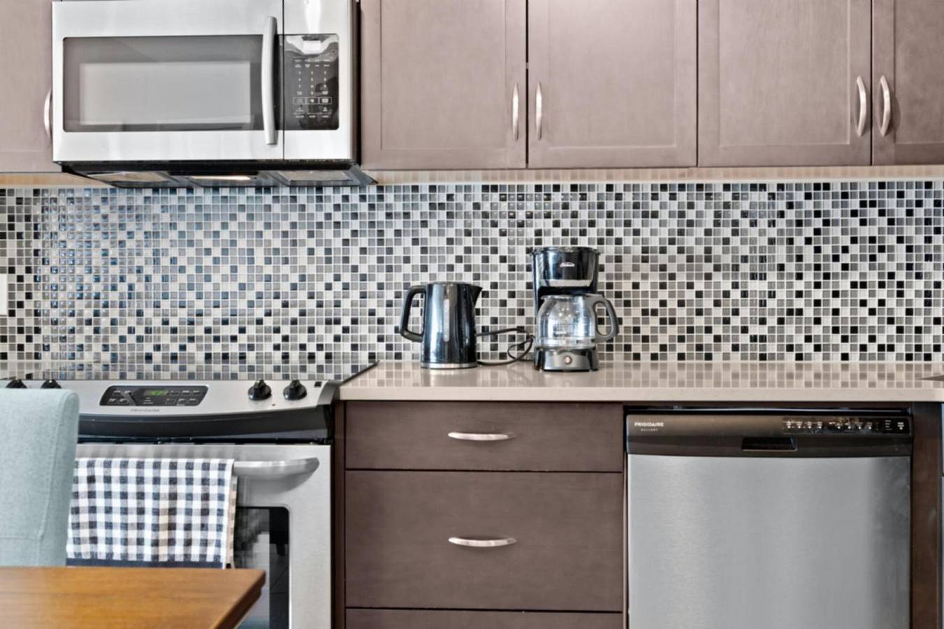 Entire apartment, Modern Calgary Apartments - Calgary 1320 1St Se 1503 P4 2Bd 2Bath in Calgary, Canadian Rocky Mountains