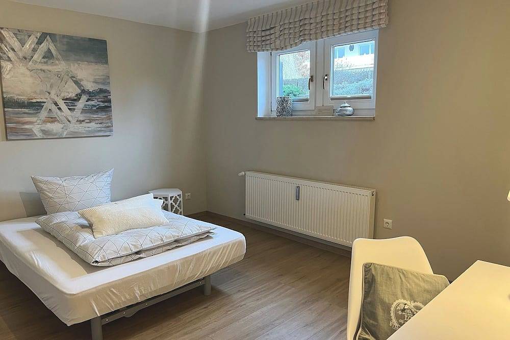 Ganze Wohnung, Garten-Ferienwohnung 68 qm für 2 - 4 Personen, 2 separate Schlafzimmer in Grabenstätt, Chiemsee