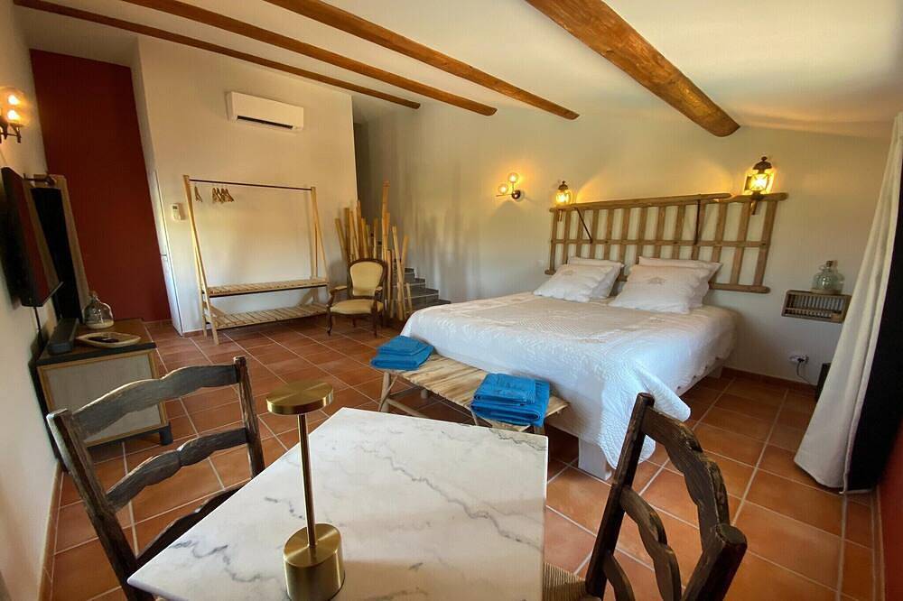 Casa rural con piscina en Provenza in Violès, Vaucluse