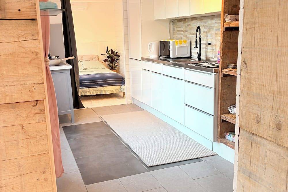Serene Lake View Bungalow with Private Garden in Den Haag, Stadsgewest Haaglanden