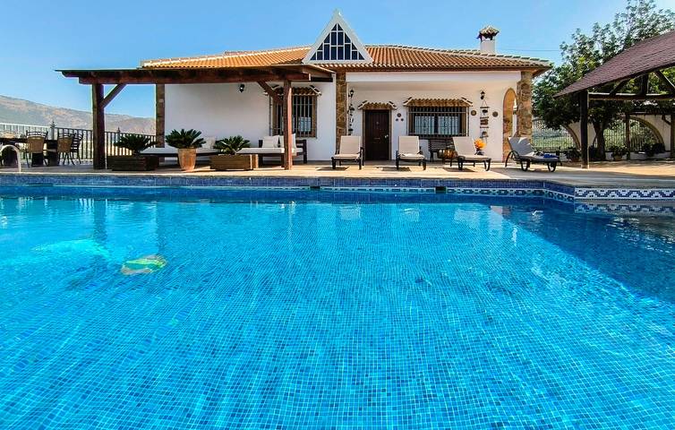 Apartamento de 120 m2 con aire acondicionado, terraza, piscina y barbacoa in Iznájar, Sierras Subbéticas