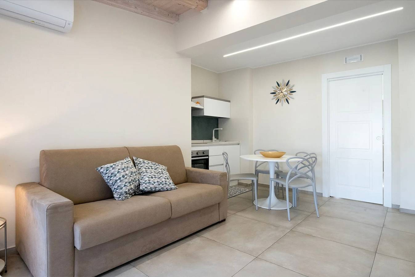Appartement entier, Appartement 'Hera' avec piscine partagée, Wi-Fi et climatisation in Fontane Bianche, Cassibile