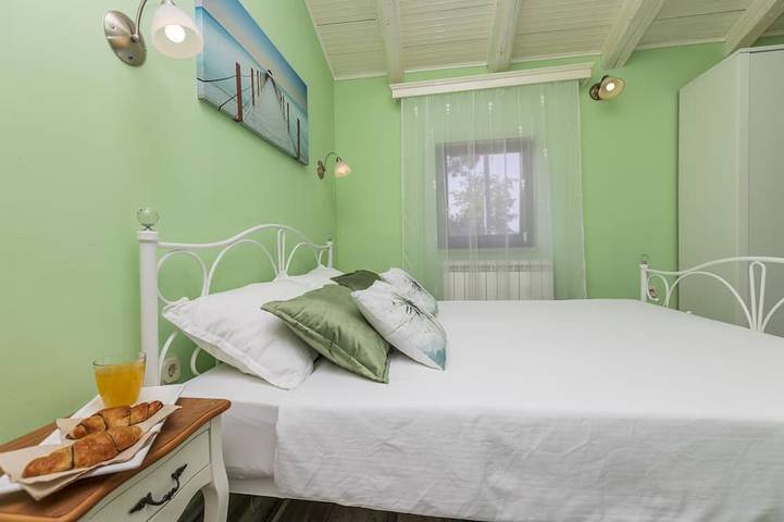 Belle villa avec piscine, grill, WiFi gratuit, lave-linge in Karojba, Istrie centrale