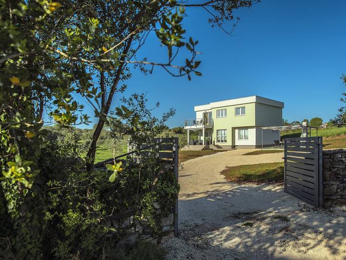 Feriehus for 8 personer, med barnebasseng og balkong i tillegg til hage, barnevennlig i Kroatia