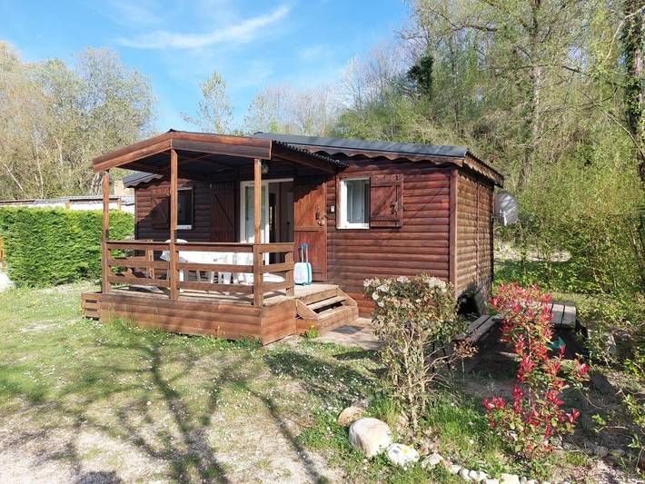 Camping pour 6 personnes, avec piscine ainsi que jardin et terrasse dans la Drôme