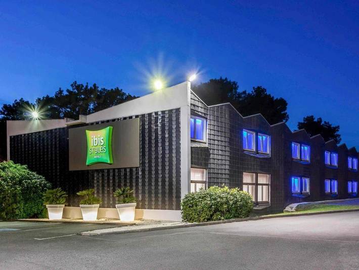 Hôtel pour 4 personnes, avec Terrasse ainsi que Jardin et Piscine à Caudan - 3