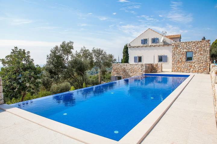 Villa für 10 Personen, mit Terrasse und Pool sowie Ausblick und Garten - 1