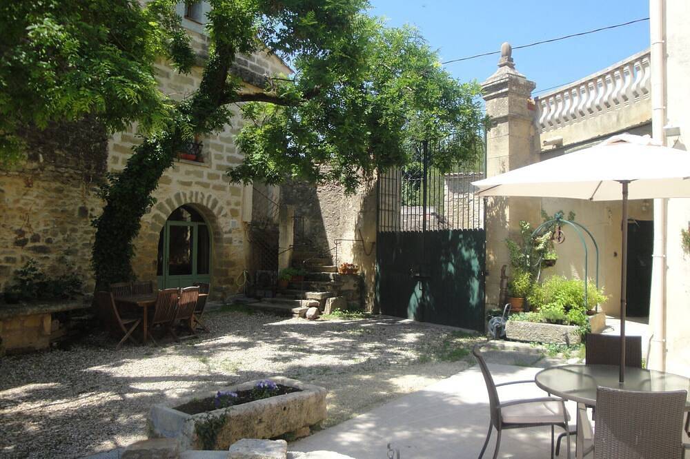 Ganze Wohnung, Appartement in Mas Xviiiè  3 Km von Uzès, sichergestelltes geheiztes Schwimmbad in Montaren-et-Saint-Médiers, Nimes und Umgebung