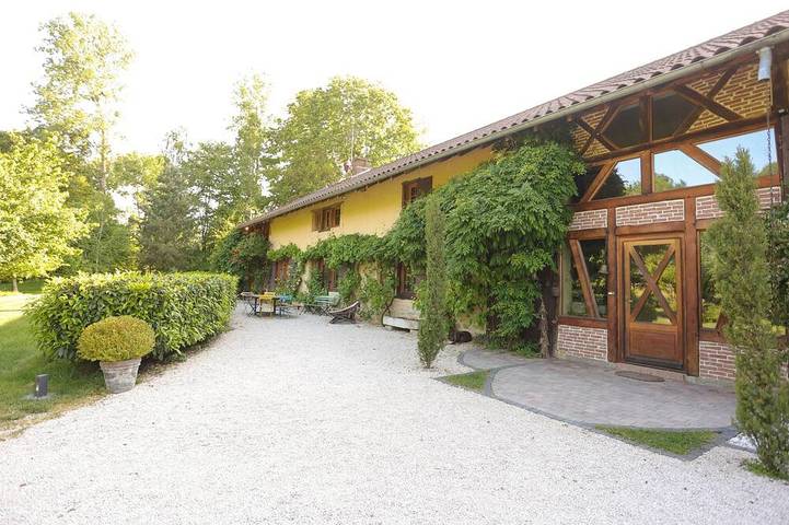 Location de vacances pour 12 personnes, avec jardin à Foissiat