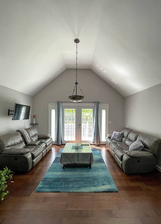 Ganze Wohnung, Geräumiger Komplex im modernen Stil in Centereach, Suffolk County