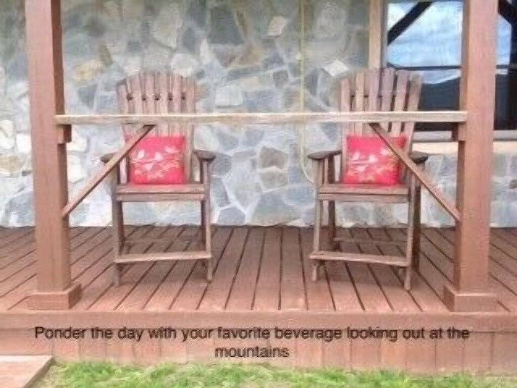 Cozy mountain retreat overlooking long-range mountain views. in Blue Ridge Parkway, Jackson County