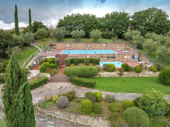 Entire apartment, Apartment 'Biancospino' with Shared Pool, Wi-Fi, and Air Conditioning in Santa Luce, Etruscan Coast