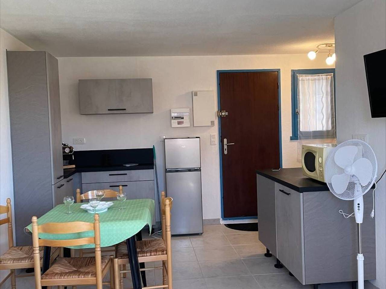 Entire apartment, 2-room apt with pool and parking, 850m from the beach in Saint Pierre la Mer, Fleury