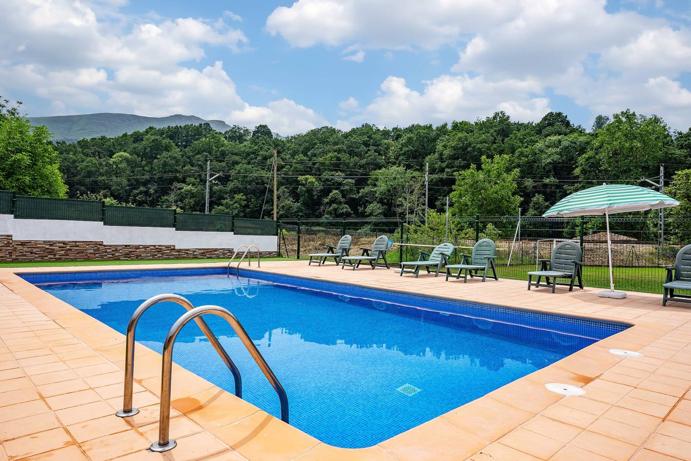 Landelijk huis 'El Cuélebre' met bergzicht, zwembad en barbecue in Parres, Sierra del Sueve