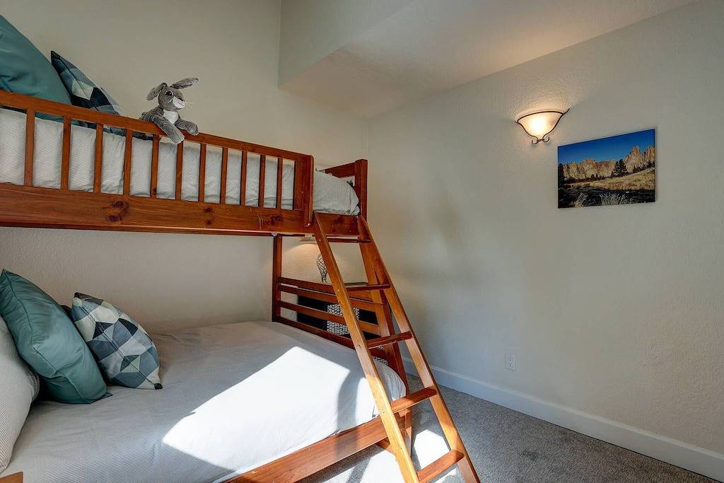 Ganze Wohnung, Updated Mt Bachelor Villiage Condo, Pool, Hot Tub, Private Deck, Bbq, River Trails, 20 Min to Lift in Bend, Mt. Bachelor