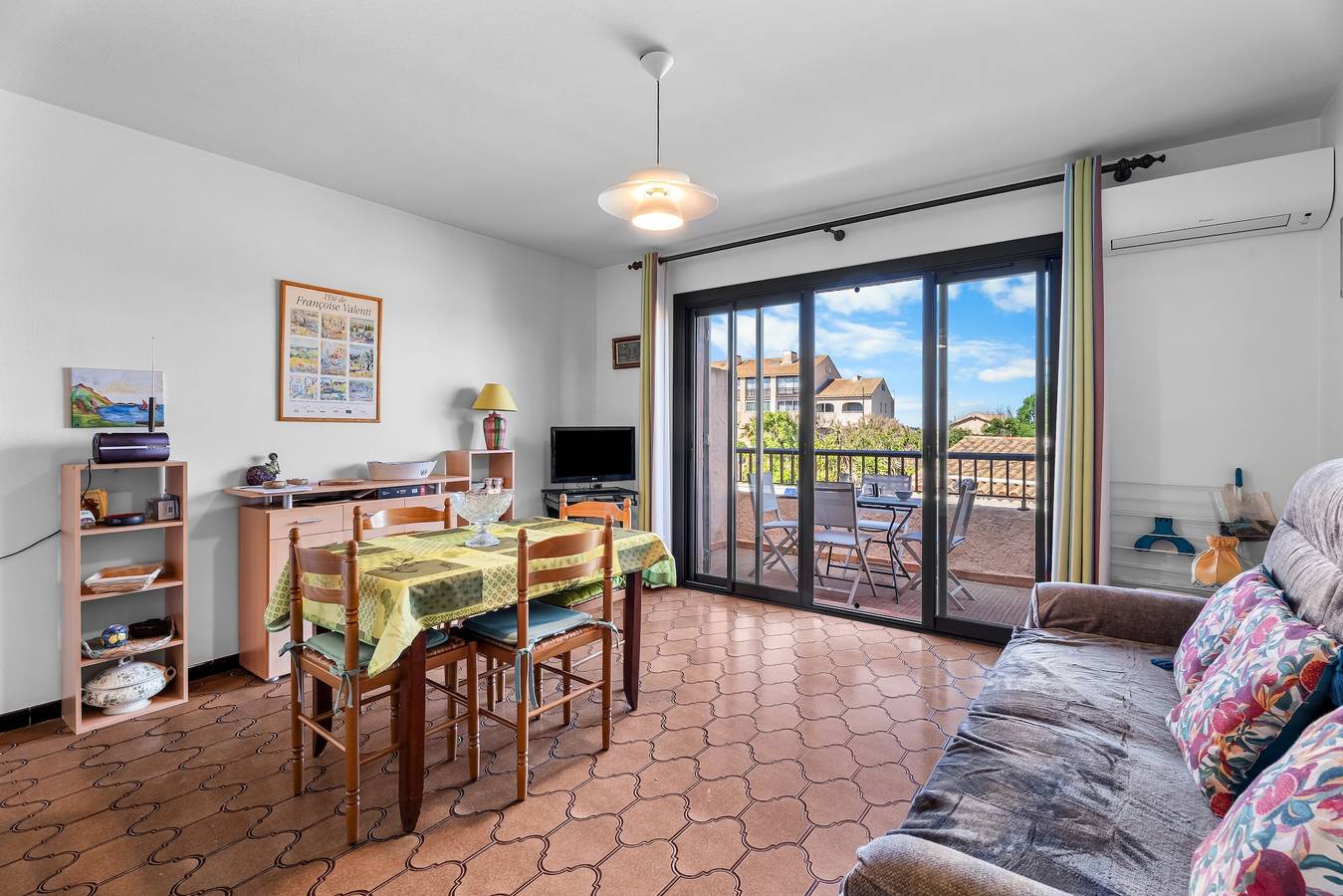Apartamento entero, Apartamento con aire acondicionado a 100 m de la playa con terraza privada in Le Brusc, Six-Fours-les-Plages