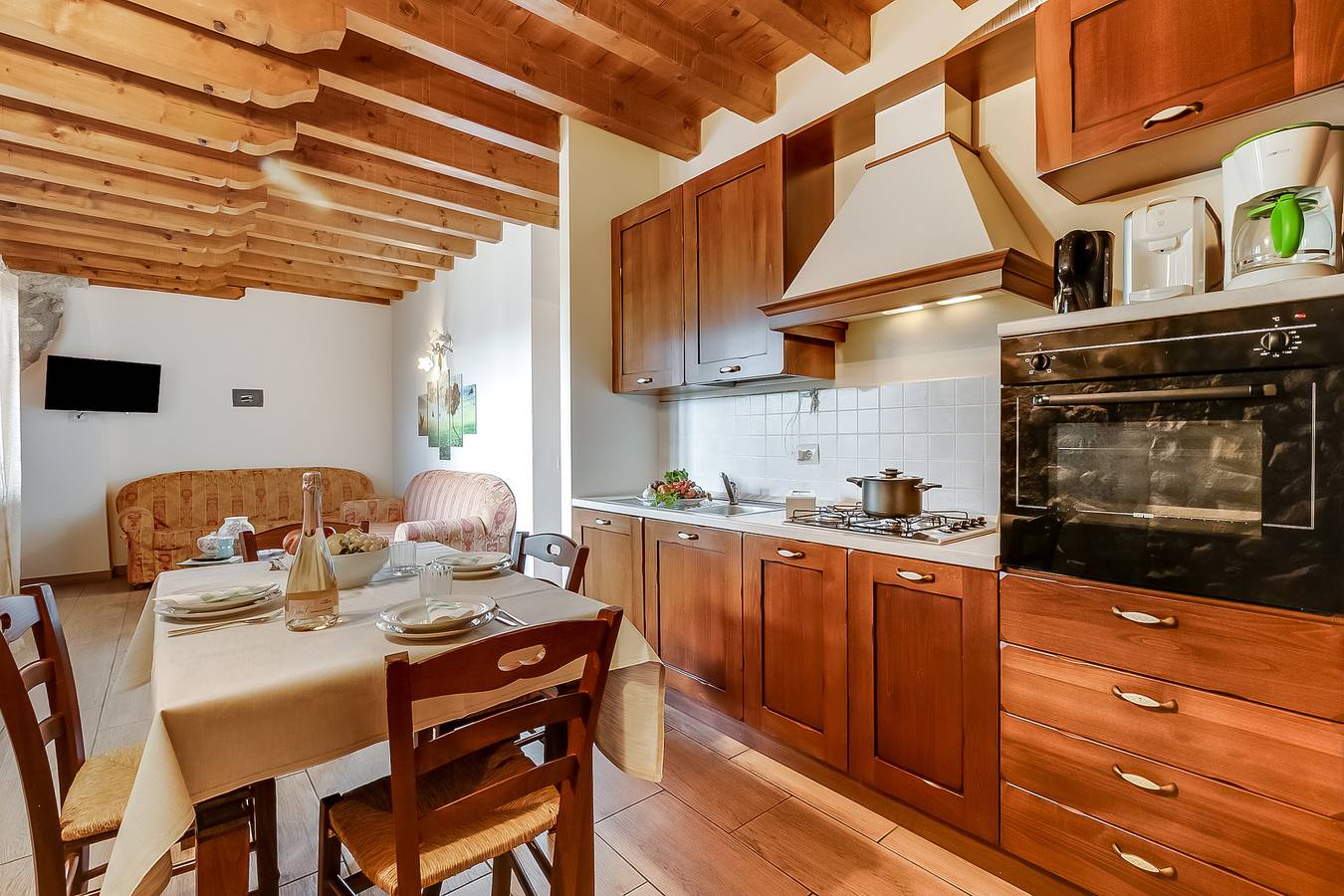 Ganze Wohnung, Agriturismo Apartment Vigilio heated pool and Ac in Padenghe sul Garda, Gardasee-Berge