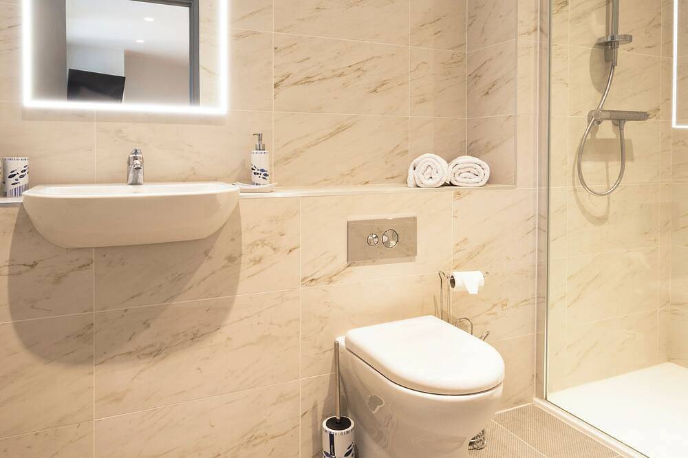 Entire apartment, The Mount,  2 ensuite double rooms by The Royal William Yard in Plymouth, England