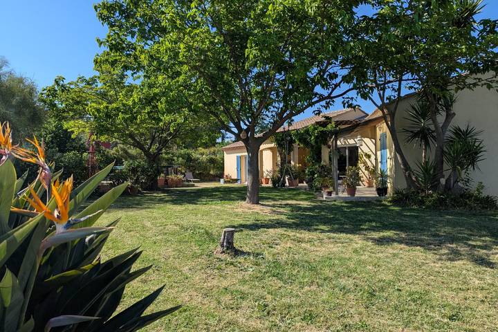 Location de vacances pour 10 personnes, avec jardin ainsi que piscine et terrasse, animaux acceptés à Le Pradet - 2