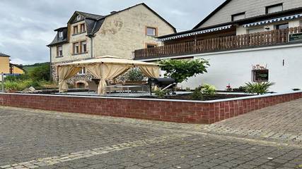 Ferienhaus für 7 Personen, mit Seeblick und Balkon sowie Garten in Nehren (Mosel)
