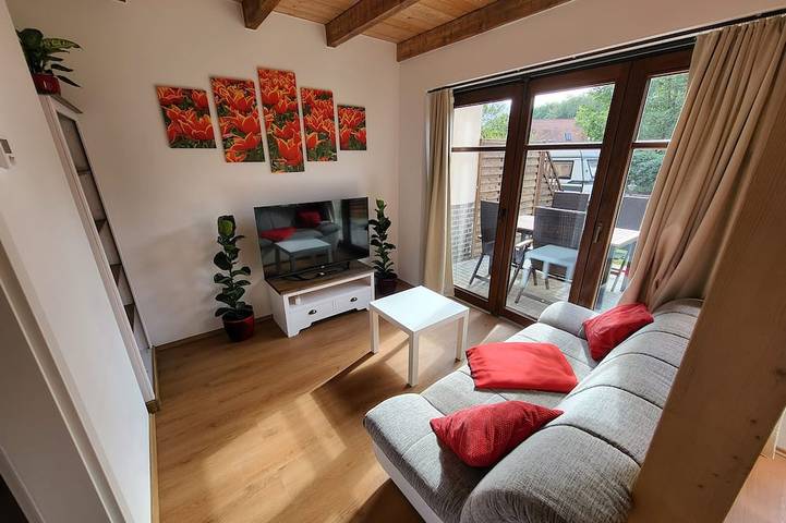 Ganze Wohnung, Gutshof moderne Ferienwohnung mit viel Garten, viel Natur, Hofgarten und See in Tangerhütte, Altmark