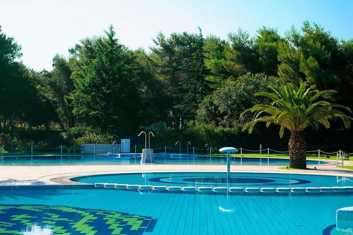 Chalet für 6 Personen, mit Terrasse und Balkon/Terrasse sowie Pool - 1