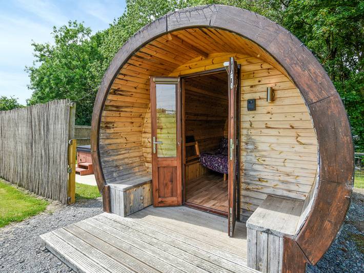Glamping for 2 people, with pets in Shropshire