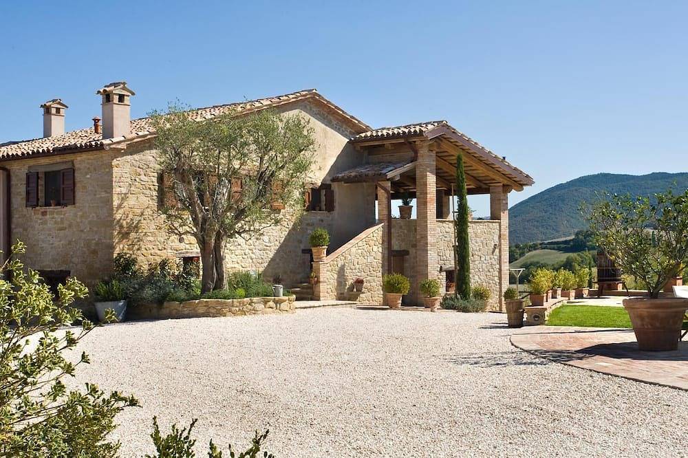 Ganze Wohnung, La Corte del Gusto - Der schwarze Maulbeerbaum Apt. mit Pool und einer atemberaubenden Aussicht in Arcevia, Ancona Provinz