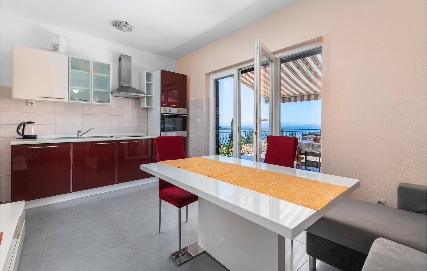 Ganze Ferienwohnung, Gemütliche Unterkunft, 2 km vom Hundestrand entfernt: WLAN, Klimaanlage, Terrasse und Parkplatz inklusive in Ika, Opatija Riviera