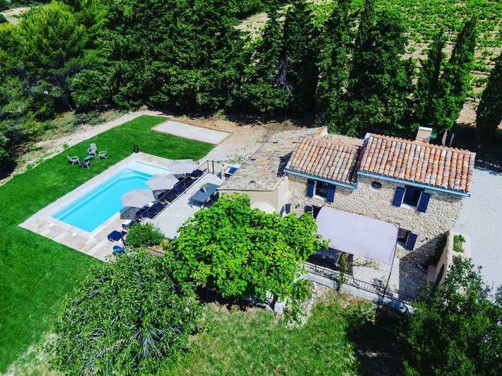 Gîte pour 8 personnes, avec terrasse et jacuzzi ainsi que piscine et jardin, animaux acceptés