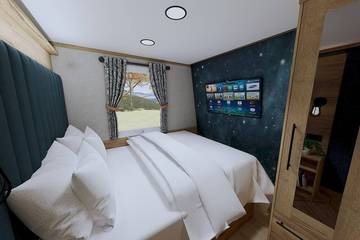 Log Cabin for 4 People in Northampton, Northamptonshire, Photo 2