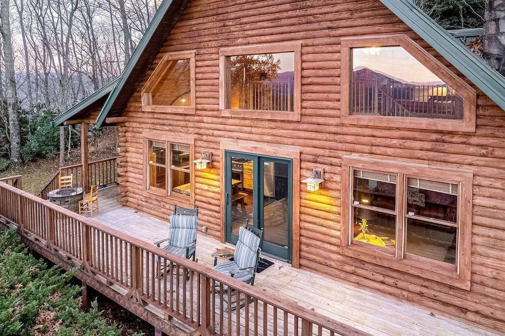Log cabin with amazing mountain views, pool table, movie room & fireplace in Jackson County