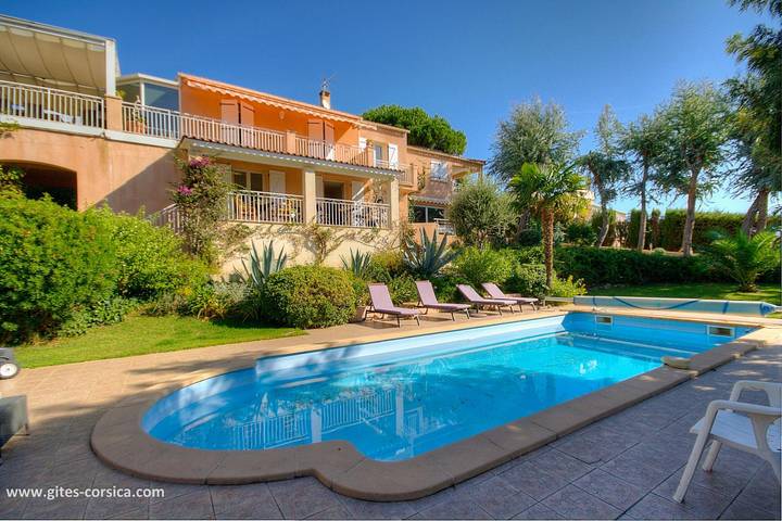 Maison de vacances pour 2 personnes, avec Terrasse ainsi que Jardin et Piscine à Afa