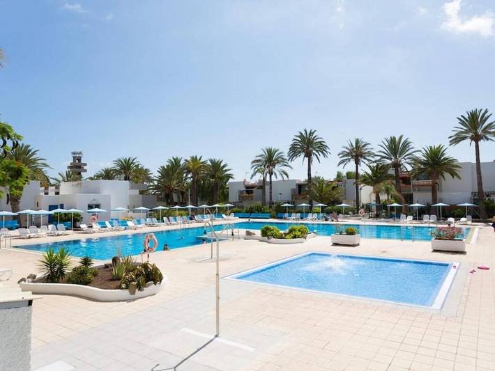 Ferienwohnung für 3 Personen, mit Balkon und Terrasse sowie Garten und Pool