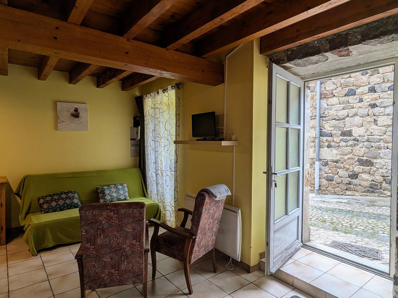 Ancien presbytère avec 3 chambres au pied d'une forteresse médiévale in Arlempdes, Haute-Loire