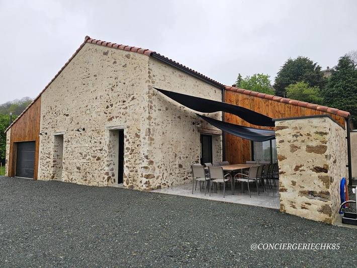 Location de vacances pour 14 personnes, avec vue et jardin, adapté aux familles à Les Châtelliers-Châteaumur - 2