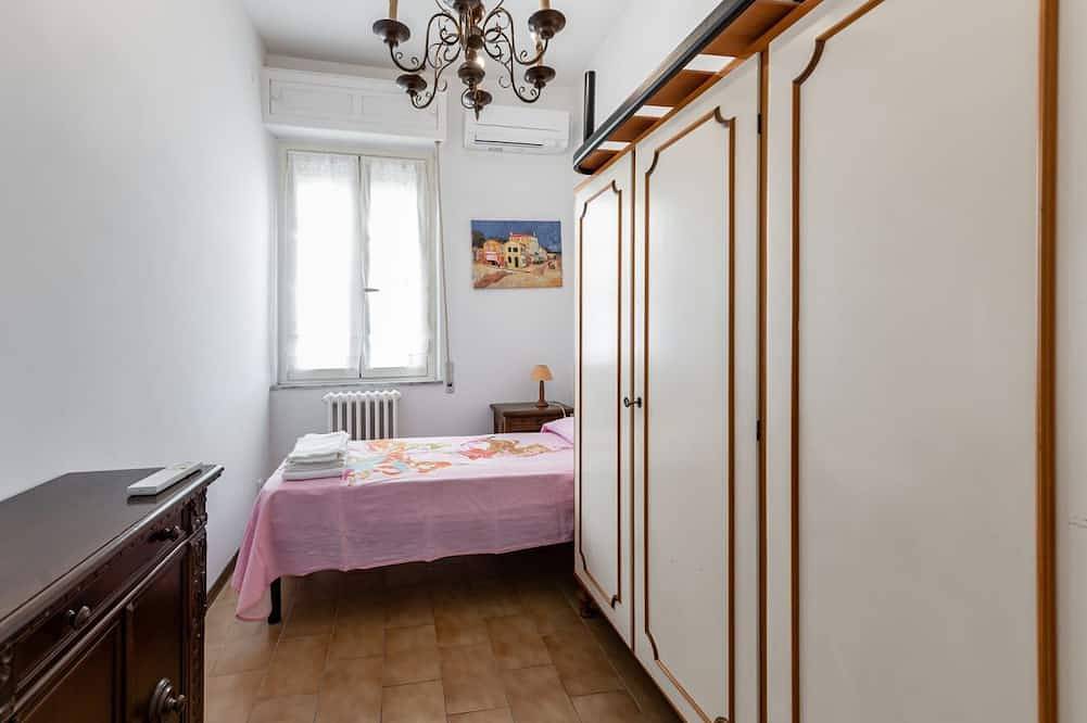 Apartamento entero, Bright apartment that accommodates up to 4 people, equipped with all the comforts for a pleasant stay, with two bedrooms and a panoramic terrace that offers a beautiful view of the Maiella and Gran Sasso mountains. The accommodation is located in the cen in Pescara, Costa Adriatica Abruzzo