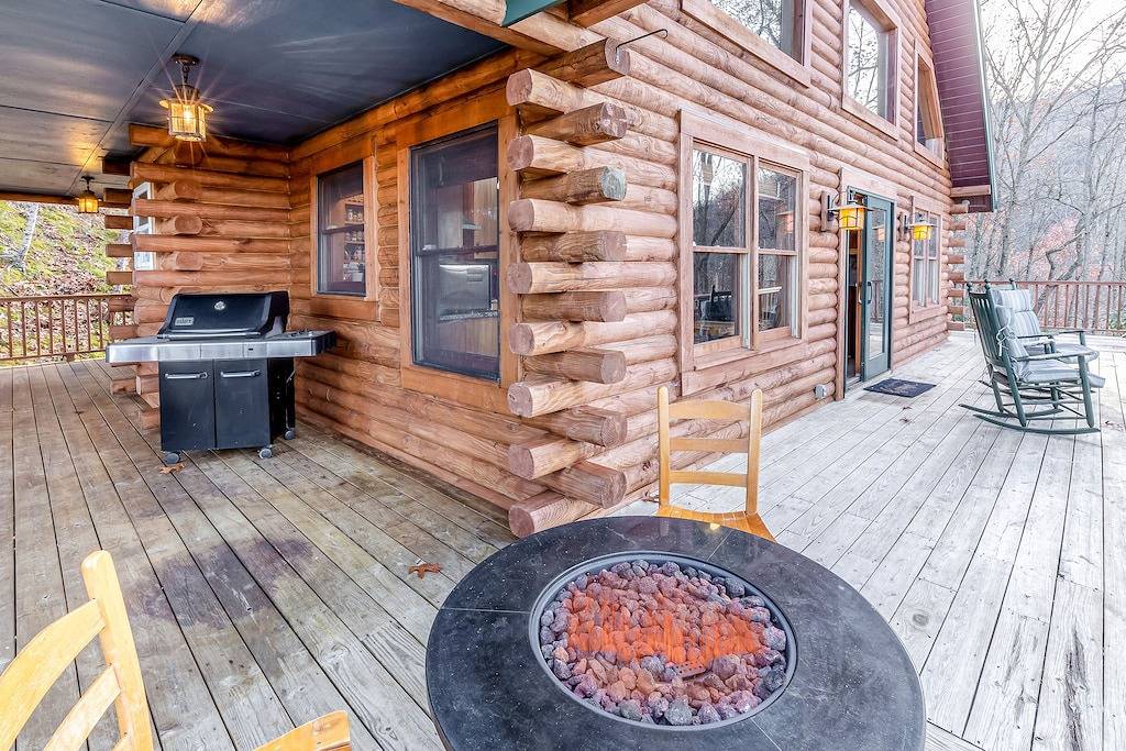 Log cabin with amazing mountain views, pool table, movie room & fireplace in Jackson County