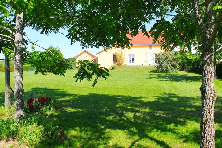 Gîte pour 6 personnes, avec vue et jardin, animaux acceptés à Youx