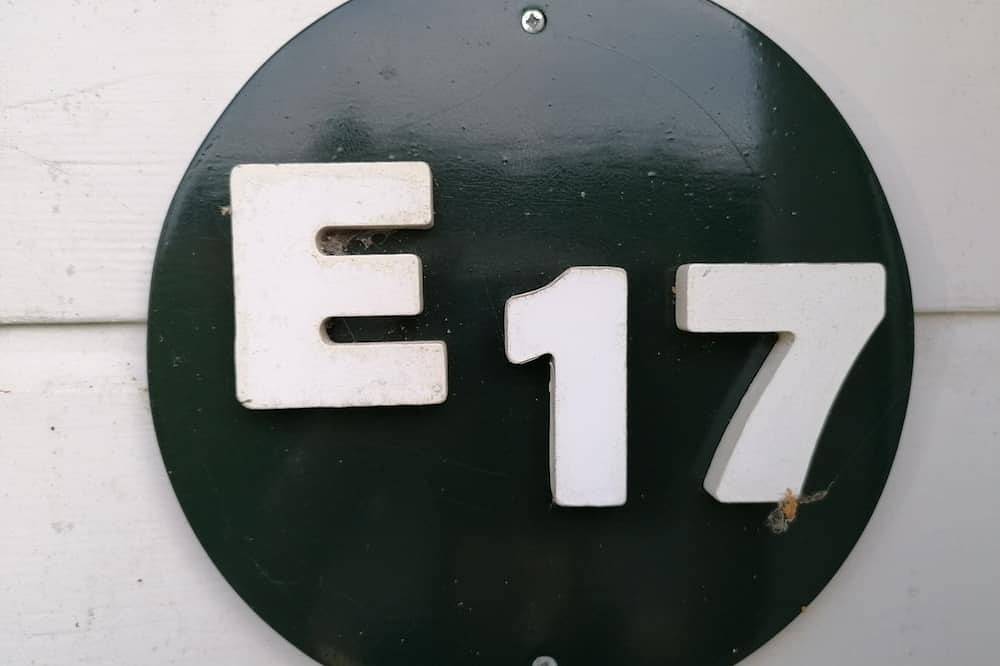 Comfortable Chalet with spacious terrace and (play) garden facing south. in IJssel