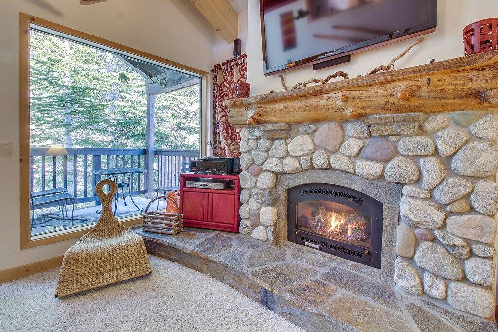 Ganze Wohnung, Waldblick Eigentumswohnung w / Deck, gemeinsamer Whirlpool / saisonale Pool - Schritte zum Dorf! in Mammoth Lakes, Mammoth Mountain