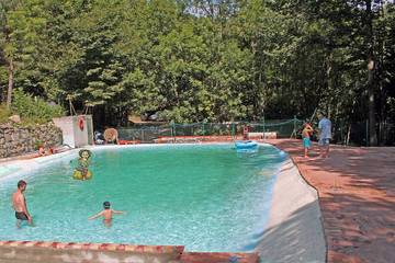 Maison de campagne pour 6 personnes, avec piscine et jardin, animaux acceptés à Nyer