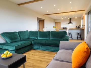 Chalet for 4 People in Mid-Wales, Powys, Photo 4