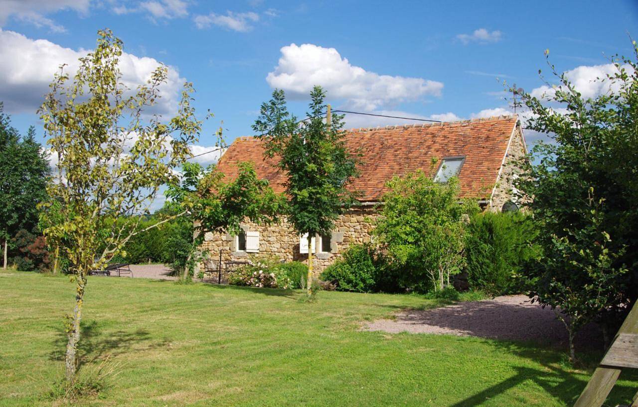 Gîte avec piscine sainte anne in Ygrande, Allier