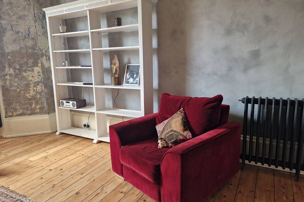 Entire apartment, Sea Sprite, old Victorian hotel beach apartment with hot tub + garden in Margate in Botany Bay, Kent