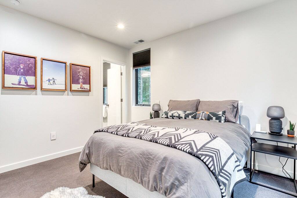 Sleek, Modern Home in Town with Forest Views, Fire Table, Wifi - Walk to Skiing in Government Camp, Mount Hood